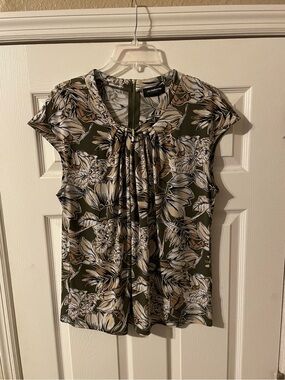 Liz Claiborne Women’s Olive Floral Pleated Cap-Sleeve Top